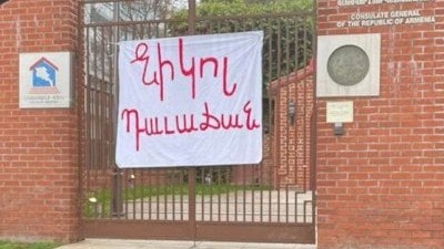 ABŞ-da erməni səfirliyinin qarşısına"Xain Nikol!" yazısı asıldı